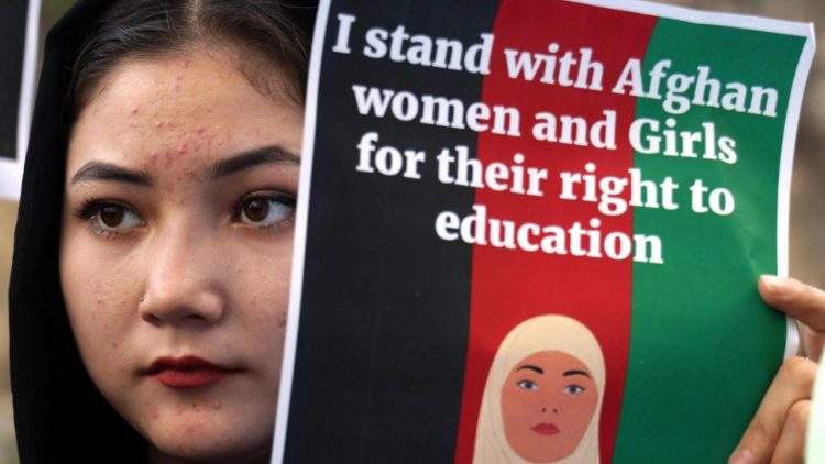 Una rifugiata afghana rivendica il diritto allo studio per le donne