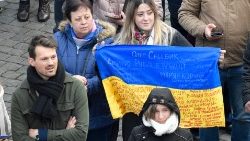 Ukraińcy na Placu św. Piotra podczas modlitwy Anioł Pański, 22 stycznia 2023