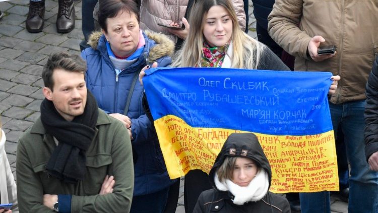 Ukraińcy na Placu św. Piotra podczas modlitwy Anioł Pański, 22 stycznia 2023