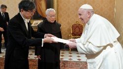千葉明・駐バチカン日本国特命全権大使より信任状を受け取る教皇フランシスコ　2023年1月26日