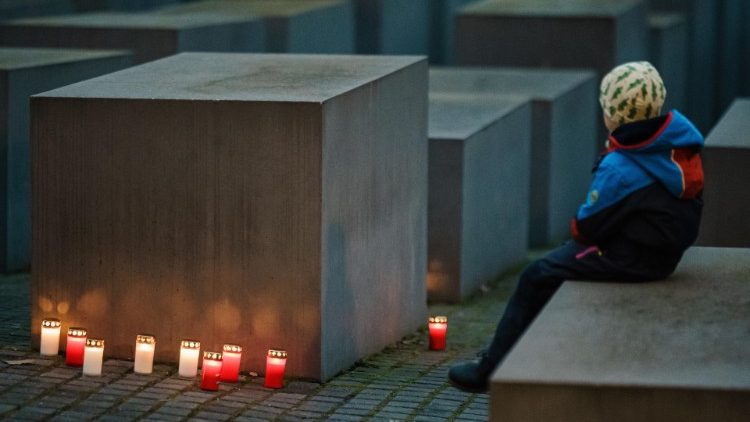 Besucher beim Denkmal für die ermordeten eruopäischen Juden in Berlin