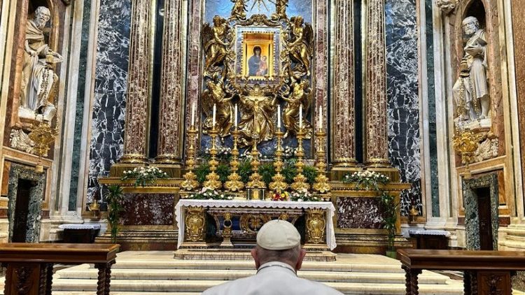 Papa Francisc se roagă în fața icoanei Fecioarei Maria din bazilica ”Santa Maria Maggiore” din Roma înainte de a vizita sa în R. D. Congo și Sudanul de Sud.