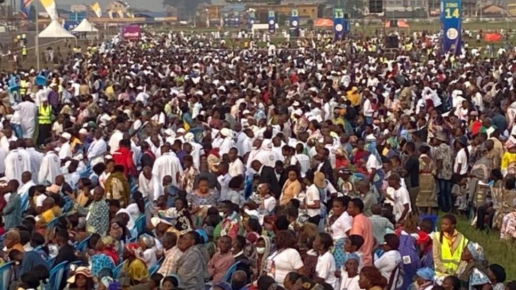 Etwa eine Million Menschen nahmen an der Papstmesse in Kinshasa teil