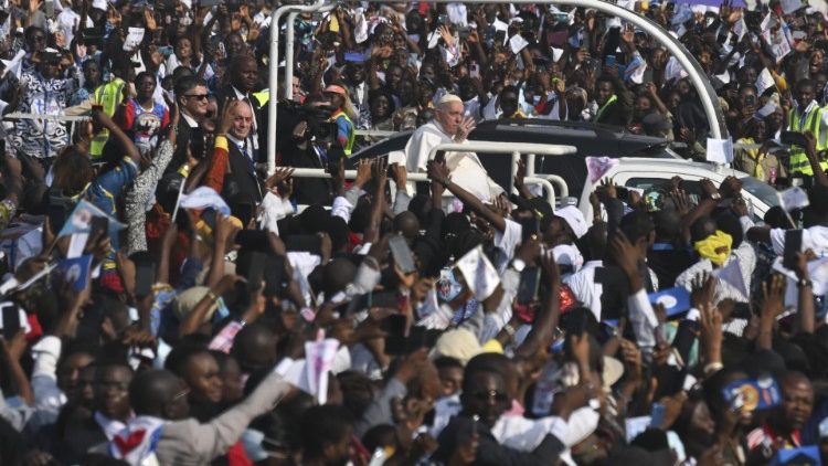 Le Pape François, au milieu d’une foule en liesse, à Kinshasa, lors de son 40ème voyage apostolique en République Démocratique du Congo, du 31 janvier au 3 février 2023.