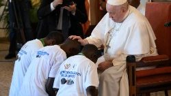 François bénissant les trois jeunes survivants des violences dans l'Est de la RDC