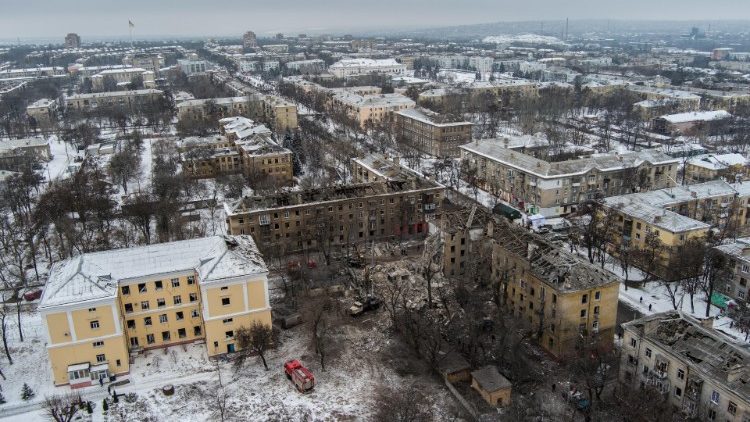 Uma visão aérea feita com um drone de danos no local de um ataque de míssil durante a noite em um distrito residencial em Kramatorsk, região de Donetsk, leste da Ucrânia, 02 de fevereiro de 2023. EPA/YEVGEN HONCHARENKO