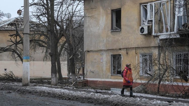 Uma mulher passa por um prédio danificado após um ataque de foguete em uma área residencial em Kramatorsk, região de Donetsk, leste da Ucrânia, em 2 de fevereiro de 2023, em meio à invasão da Rússia.
