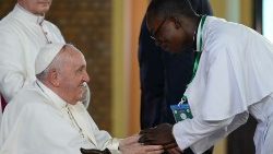 Papst Franziskus bei einer Begegnung mit Priestern, Diakonen und Seminaristen in der Demokratischen Republik Kongo