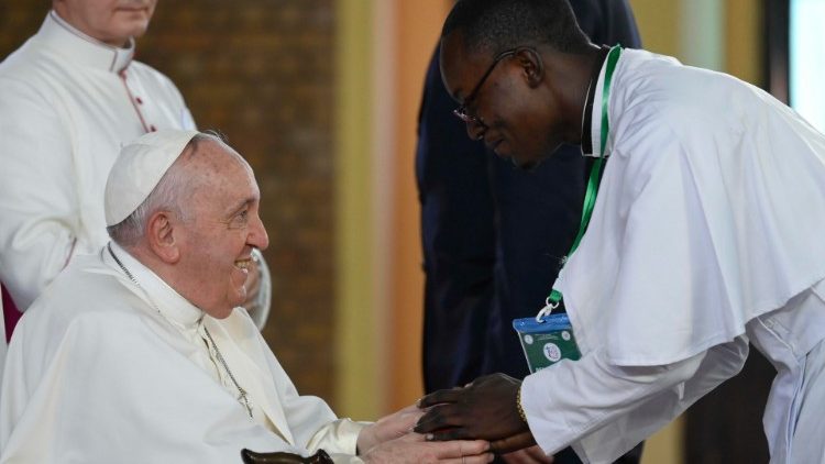 Papst Franziskus bei einer Begegnung mit Priestern, Diakonen und Seminaristen in der Demokratischen Republik Kongo