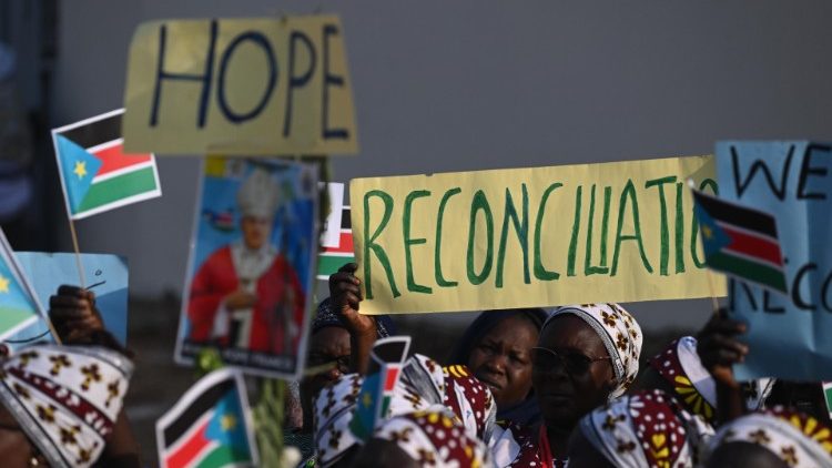 Obyvatelé Jižního Súdánu vyjadřují během papežovy návštěvy naději v mír a smíření