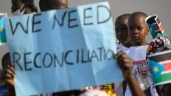 दक्षिण सूडान के लोग अन्याय के विरुद्ध अपनी आवाज़ उठाते हुए