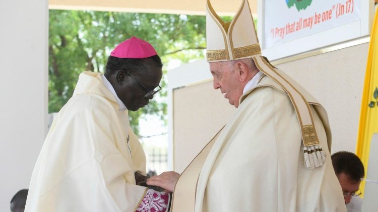 Papež Frančišek se zahvaljuje jubskemu nadškofu Stephenu Ameyu Martinu Mulli.