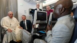 दक्षिण सूडान से लौटते हुए संत पापा फ्राँसिस विमान में 