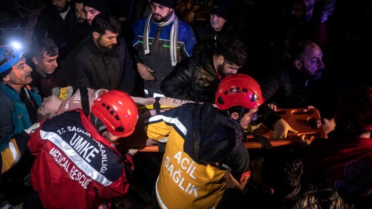 I primi soccorsi nella notte a Diyarbakir, in Turchia (Epa/Refik Tekin)