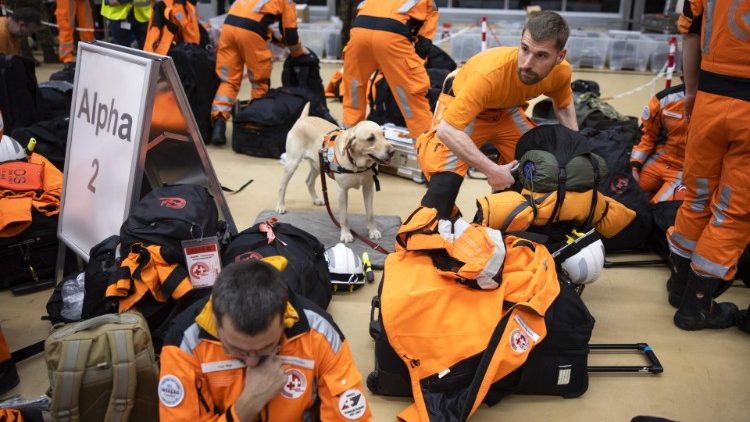 Especialistas suíços e equipes de resgate com cães de serviço se preparam antes de voar para a Turquia atingida pelo terremoto, no Aeroporto de Zurique, em Zurique, Suíça, 06 de fevereiro de 2023. EPA/MICHAEL BUHOLZER