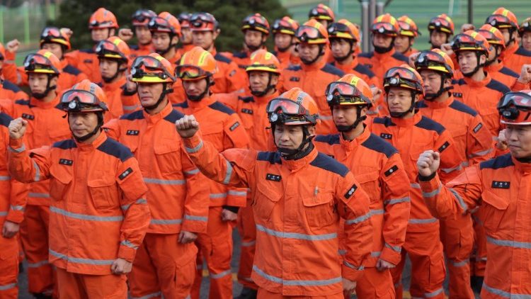 Uma equipe de resgate internacional sul-coreana verifica seus equipamentos na Sede Nacional de Resgate 119 em Namyangju, 30 quilômetros a leste de Seul, 07 de fevereiro de 2023, para seguir para a Turquia devastada pelo terremoto. EPA/YONHAP