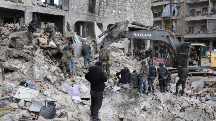 Des personnes parmi les décombres de maisons endommagées, lors des opérations de sauvetage dans le quartier de Masharqa à Alep, en Syrie, le 7 février 2023. 