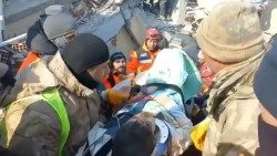 Un bambino trovato vivo sotto le macerie ad 80 ore dal sisma nel distretto di Elbistan di Kahramanmaras, in Turchia