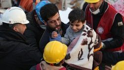 Membros da equipe de busca e resgate carregam um menino e seus pais depois de evacuá-los de um prédio que desabou após um forte terremoto na cidade de Hatay, sudeste da Turquia, 09 de fevereiro de 2023. EPA/STR