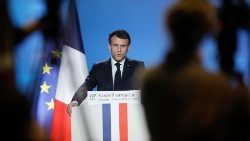 Il presidente Macron in conferenza stampa notturna al termine del vertice europeo (Epa / Olivier Hoslet)