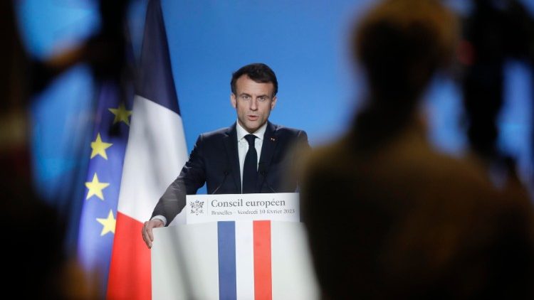 Il presidente Macron in conferenza stampa notturna al termine del vertice europeo (Epa / Olivier Hoslet)
