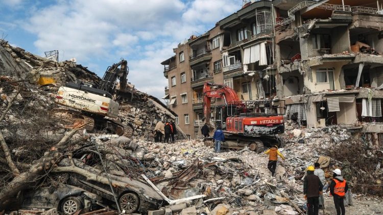 Des pelleteuses à l'action après le séisme du 6 février 2023 à Hatay, en Turquie.