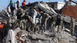 Freiwillige helfen im Erdbebengebiet zwischen der Türkei uns Syrien