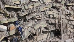 Continuam as operações de socorro na Turquia após o forte terremoto (Ansa)
