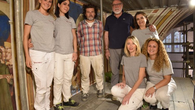 La squadra dei restauratori della Tecnireco, guidati da Sergio Fusetti (al centro con la maglietta scura). Foto Sala Stampa Sacro Convento