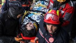 Diese zwölfjährige syrische Erdbebenüberlebende war 147 Stunden lang unter den Trümmern eingepfercht; Bild vom 12. Februar