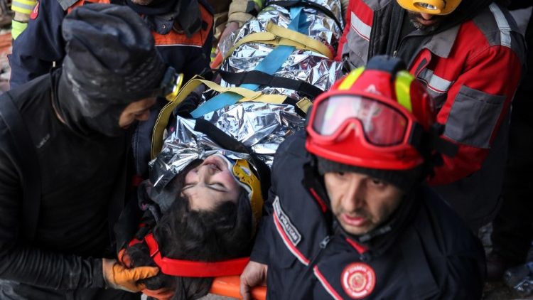 Diese zwölfjährige syrische Erdbebenüberlebende war 147 Stunden lang unter den Trümmern eingepfercht; Bild vom 12. Februar