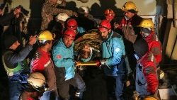 Terremoto en Turquía y Siria, aún se extraen personas con vida bajo los escombros
