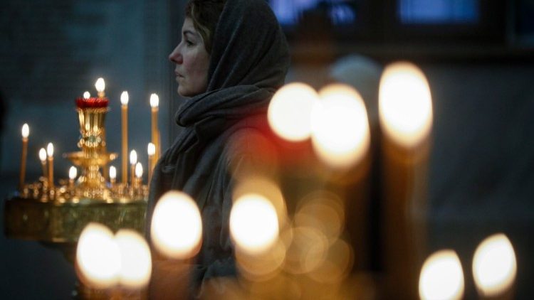 Uma mulher ucraniana em oração
