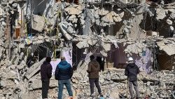 Pessoas em um local de prédios desabados após um forte terremoto, em Hatay, Turquia, 15 de fevereiro de 2023. EPA/SEDAT SUNA