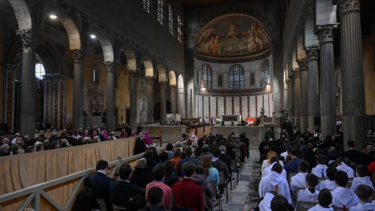 Pápai szertartás Hamvazószerdán bíborosok, püspökök, papok, hívek részvételével