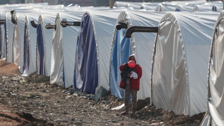 A törökországi földrengés sújtotta embereket ideiglenes táborokban helyezték el