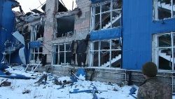 Uma academia em Donbass, na Ucrânia, destruída pela guerra