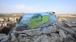 Syrští umělci Salam a Bushra Hamed pokryli malbou zbytek zdi jedné zřícené budovy ve vesnici Al-Milan