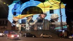 Der Schweizer Lichtkünstler Gerry Hofstetter illuminiert Gebäude in der Ukraine zum Gedenken an die Kriegsopfer