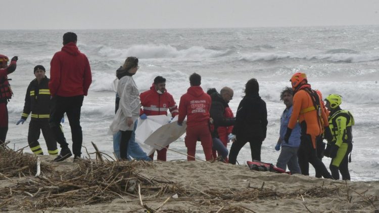 Após o naufrágio, equipes de resgate e sobreviventes na praia de Crotone 