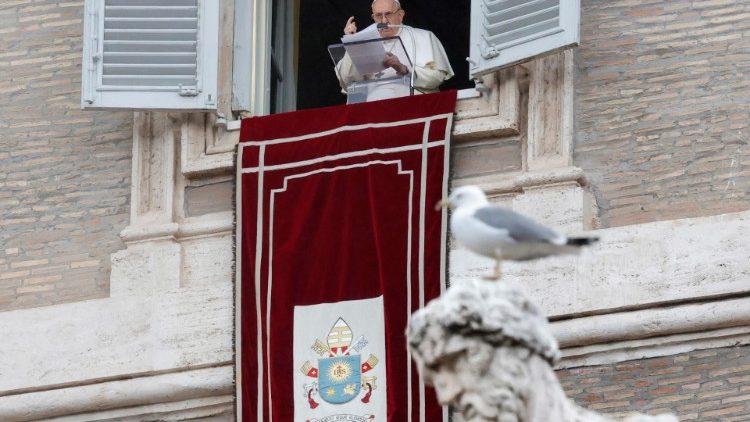 Papa Francesco durante la catechesi dell'Angelus pronunciata dal Palazzo Apostolico