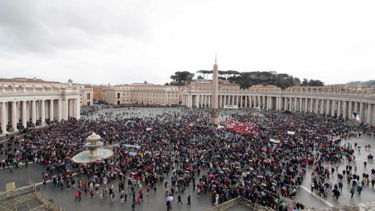 Vasario 26 d. vidudienio maldos susitikimas Šv. Petro aikštėje