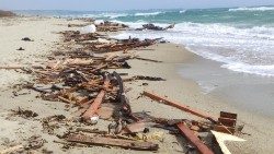 Calabria: solo pochi frammenti del barcone naufragato portati a riva dal mare