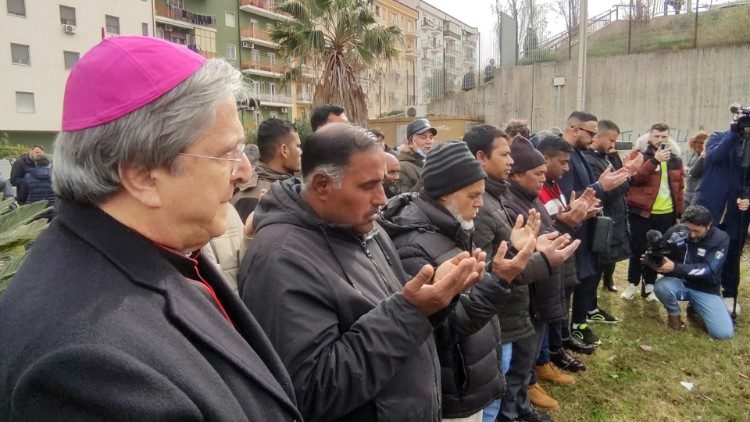 Đức cha Francesco Savino của Cassano, phó Chủ tịch Hội đồng Giám mục Ý, cầu nguyện tại nơi đặt thi thể 59 nạn nhân