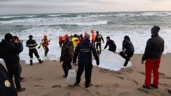 Migranti sulle spiagge di Steccato di Cutro: recuperato un altro corpo di una bambina di 14 anni