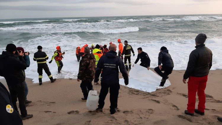 Migranti sulle spiagge di Steccato di Cutro: recuperato un altro corpo di una bambina di 14 anni