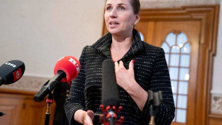 Dänemarks Premierministerin Mette Fredriksen spricht am Dienstag vor der Presse