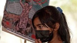 Ein Mädchen in Pakistan bei einem Protest anlässlich des Weltfrauentags