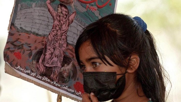Mädchen gingen zum Weltfrauen in Pakistan auf die Straße