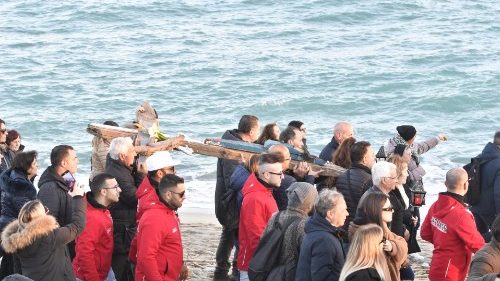 Na križevem potu v Cutru več tisoč ljudi v molitvi za žrtve brodoloma